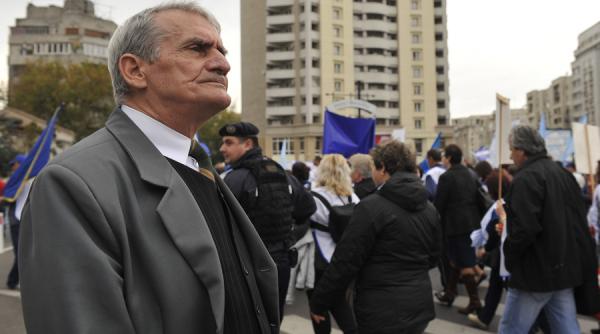 cateva mii oameni protesteaza langa palatul parlamentului