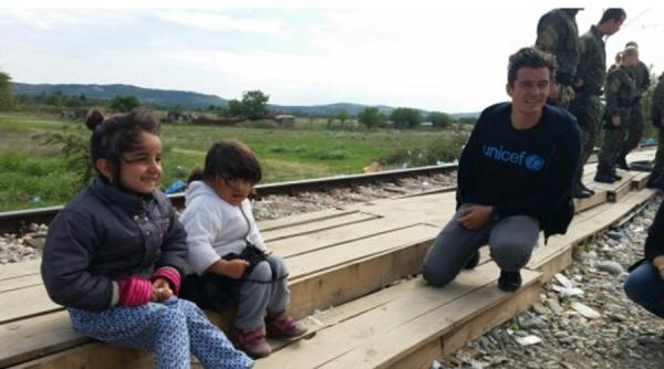 orlando bloom se afla alaturi de migrantii de la granita greco macedoneana