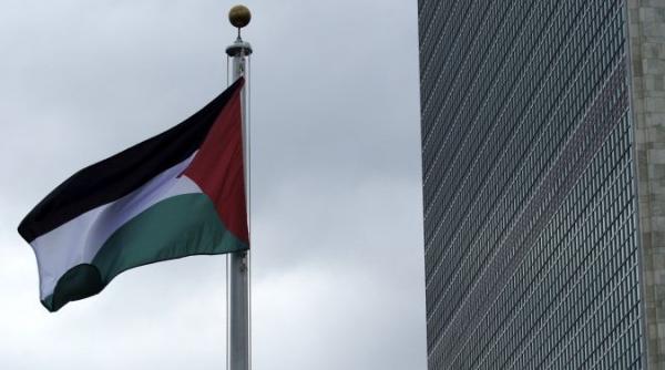 drapelul paestinei a fost arborat in fata sediului onu