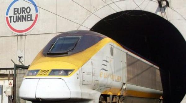 a fost intrerupt traficul in tunelul de sub canalul manecii dupa intrarea unui grup mare de imigranti