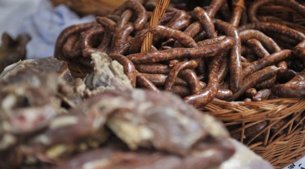 carnati facuti la barda si rulada afumata cu lemn de cires la simfoniile toamnei de la targu mures