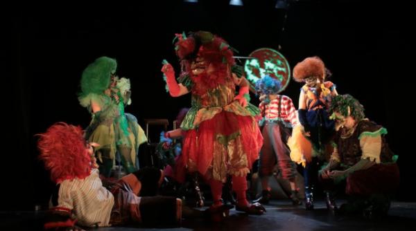 batrani copilarosi sau copii batrani la teatru