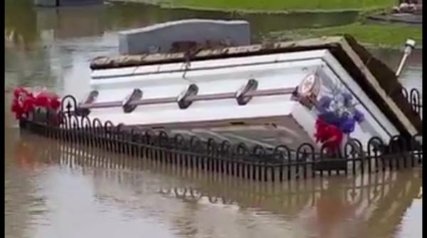 inundatiile istorice din carolina de sud au scos cosciugele din morminte