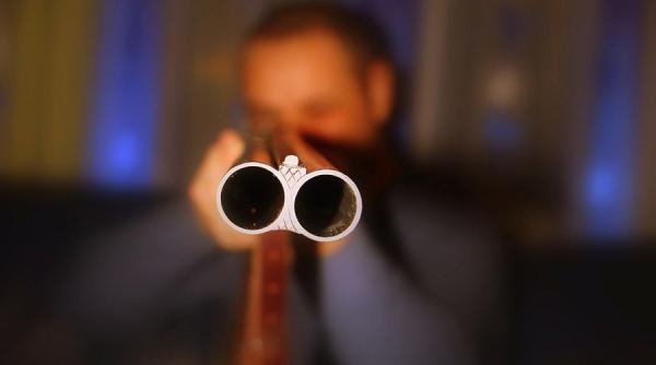 un barbat din bacau s a impuscat in timp ce isi curata arma de vanatoare