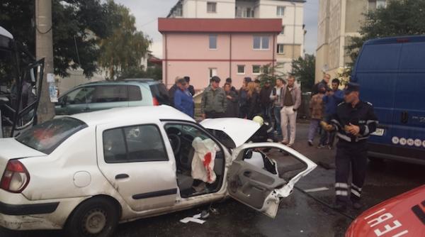 accident in piatra neamt un autocar s a ciocnit cu un autoturism patru persoane au fost ranite iar una este in stare grava