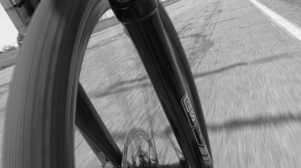 un biciclist si a pierdut viata dupa ce a fost lovit e o masina