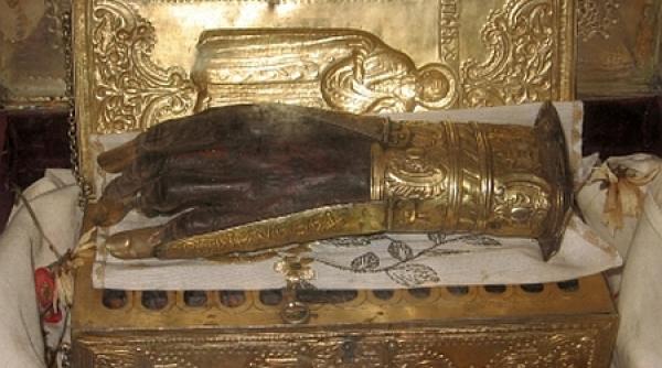 doi preoti romani au fost arestati in grecia