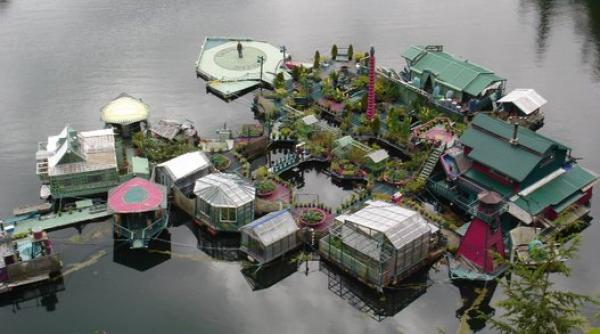 un cuplu de canadieni locuiesc intr o locuinta plutitoare