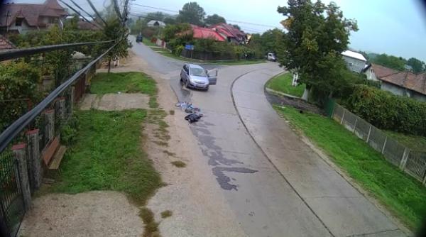 video socant postarita pe bicicleta lovita in plin de o masina