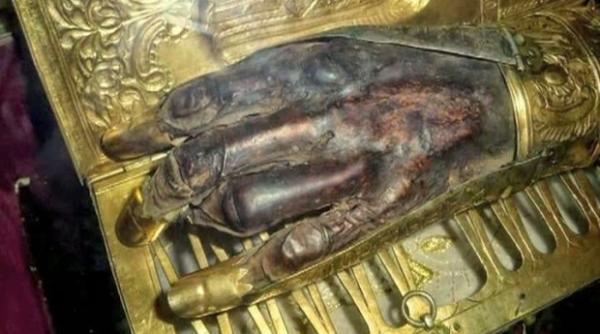 noi dezvaluiri in scandalul preotilor romani care au furat moastele sfantului haralambie din grecia