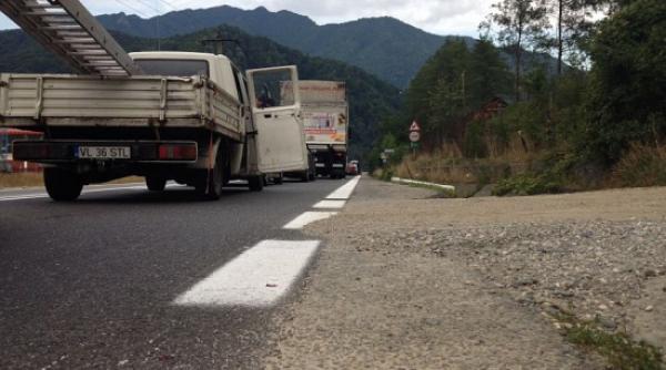 au cazut bolovani pe dn7 in zona valea oltului traficul e blocat