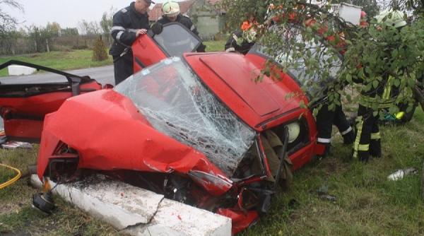 accident teribil la cativa kilometri de lugoj un barbat a murit dupa ce a intrat cu autoturismul intr un cap de pod
