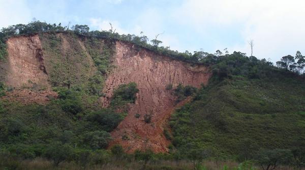 alunecarile de teren din comuna valea mare au ajuns in apropierea unor locuinte