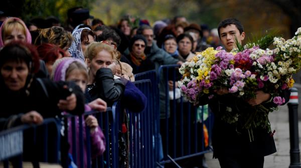 credinciosii au venit la iasi sa asculte slujba liturghiei sfintei parascheva si pentru a se inchina la raclele sfintilor