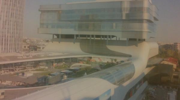 mall promenada se extinde cu o noua cladire mai multe locuri de parcare si un pasaj spre metrou