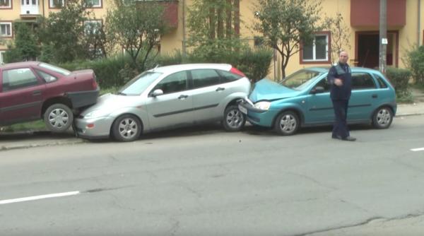 un accident de tot rasul trei masini aproape suprapuse de o tanara soferita