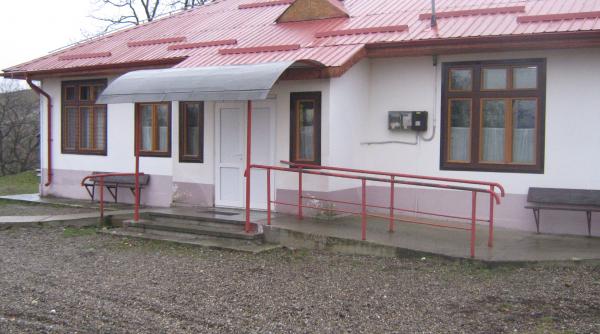 bucati din tavanul unei scoli din rediu s au prabusit in timpul orelor de curs