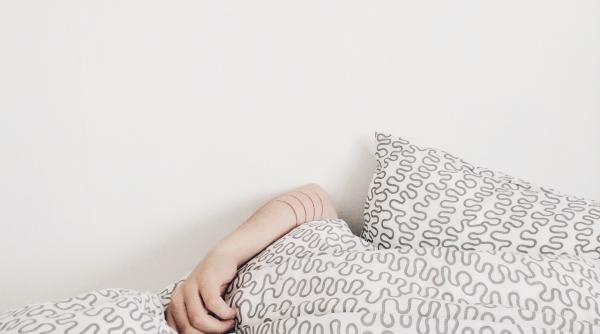 lenjeria noua de pat prelungeste somnul cu 20 de minute studiu