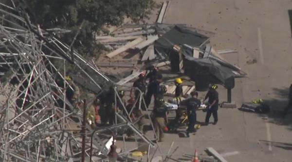 video o schela enorma de pe o cladire din houston texas s a prabusit peste mai multi oameni