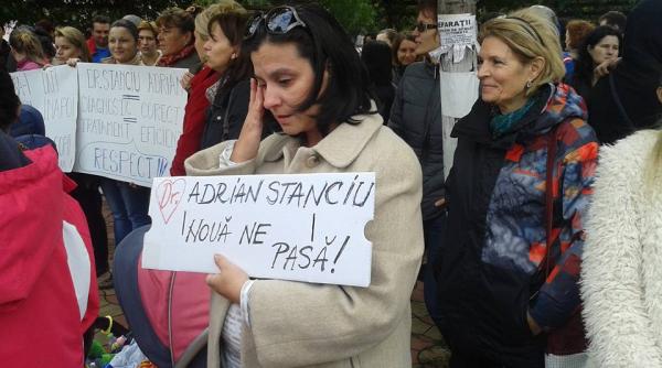 scandal la spitalul budimex pacientii au iesit in strada in apararea unui medic foto