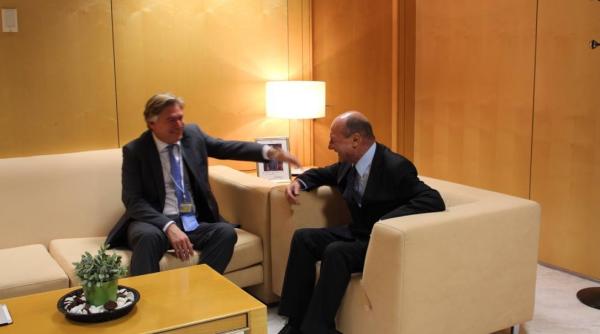 basescu pozeaza in liderul dreptei romanesti la congresul popularilor europeni