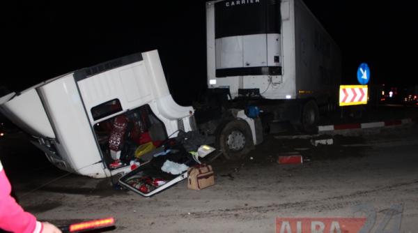 accident pe dn1 un tir s a urcat pe un sens giratoriu doua persoane ranite