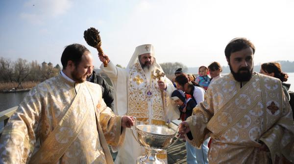 patriarhul daniel spune ca sfintii trei ierarhi ne arata cum sa fim crestini indiferent de rangul detinut