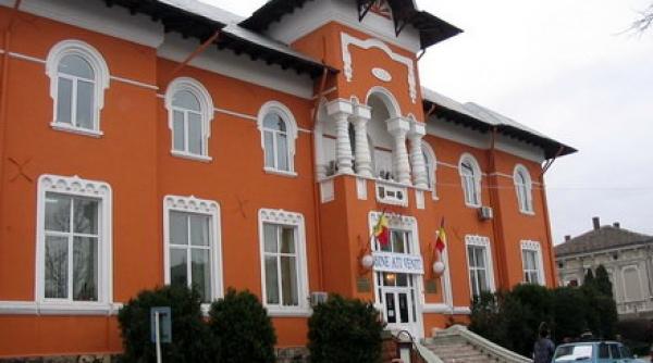 sefa serviciului de achizitii publice din primaria medgidia retinuta de procurorii dna