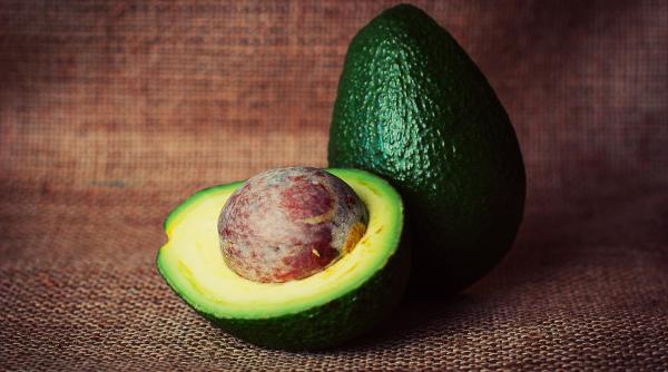 9 motive pentru a consuma samburele de avocado