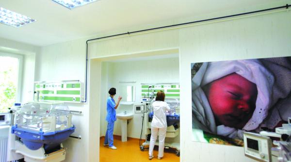 tara abandonului doi copii parasiti zilnic in romania