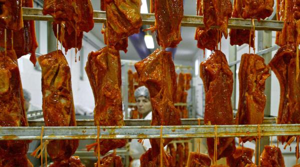 specialistii recomanda consumul de mezeluri si carne in cantitati mici