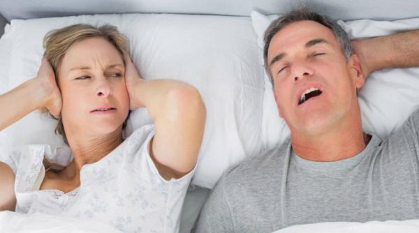 un dispozitiv montat seara la culcare pe maxilare poate elimina sforaitul