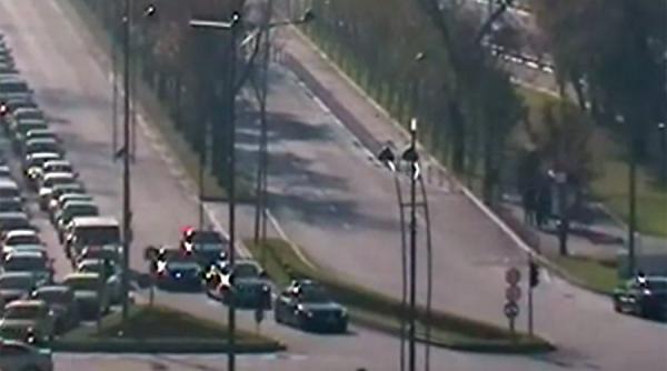 video iohannis huiduit copios in timp ce deplasa in coloana oficiala spre romexpo