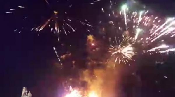 video un incendiu a provocat un enorm foc de artificii