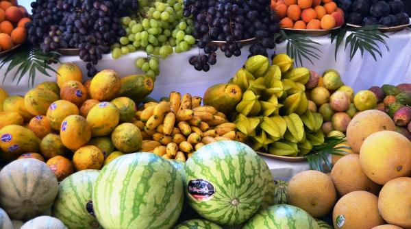 atentie cititi etichetele fructelor pentru a afla cum au fost crescute