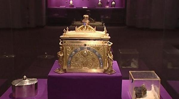 eveniment ceremonia intoarcerii inimii reginei maria marti in fata muzeului de istorie