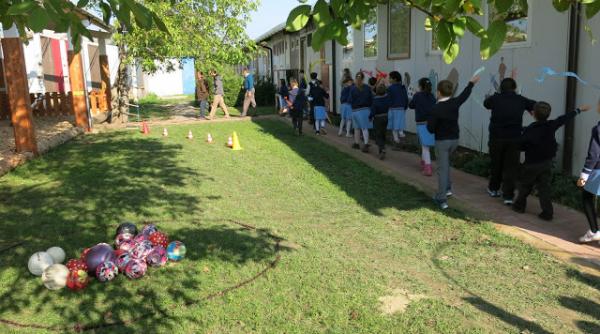 copiii de la scoala primara domino servite din voiteg judetul timis beneficiaza de spatiu de joaca modern