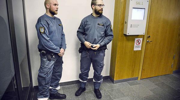 de ce niste detinuti sunt dusi 150 de km pentru plimbarea zilnica