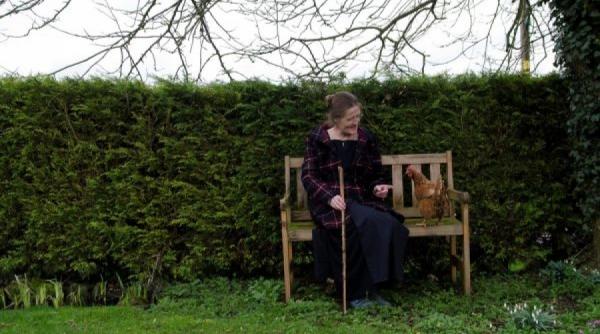 pustnicul secolului xxi exista si facebook si twitter fabuloasa poveste a femeii caligraf care a ales sa iasa din lume