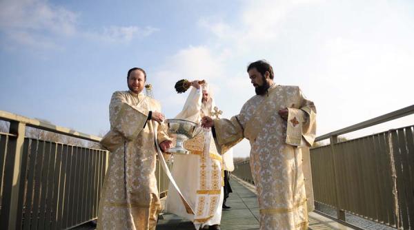 nu invatati dumneavoastra biserica ce rol are ea