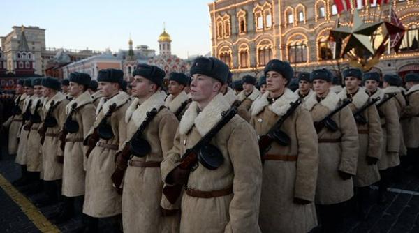 10 000 de persoane adunate la moscova pentru a marca 98 de ani de la revolutia bolesvica