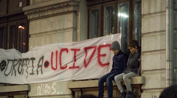 a 5 a zi de proteste oamenii au inceput sa se stranga in piata universitatii
