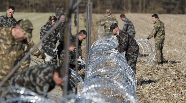 slovenia a inceput ridicarea unui gard de sarma ghimpata la granita cu croatia