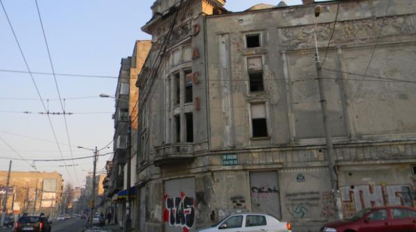 la cinema dacia se proiecteaza filme pe zidurile exterioare