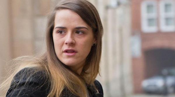 opt ani de inchisoare pentru o femeie care s a dat drept barbat ca sa culce cu alta femeie