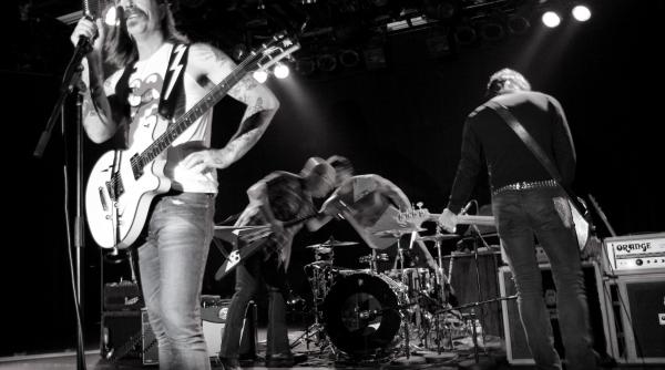 atentate la paris membrii trupei californiene eagles of death metal au scapat cu viata