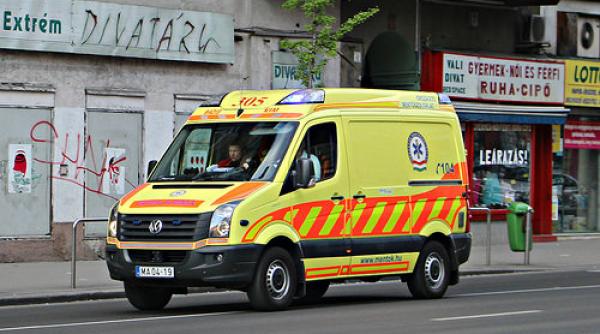 accident grav in ungaria 15 romani raniti dupa ce un microbuz a intrat intr un autoturism