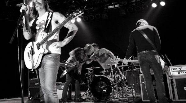 campanie pentru propulsarea grupului eagles of death metal pe primul loc in clasamentele muzicale britanice