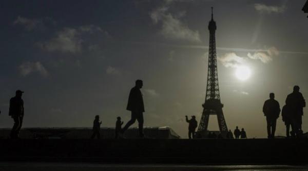 paramount channel si comedy central extra intrerup luni programul pentru un minut pe ecran va aparea peaceforparis