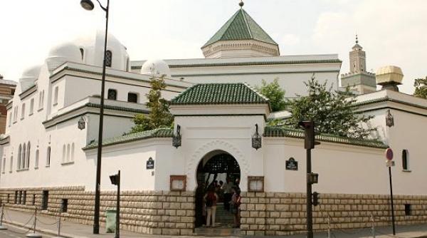 musulmanii chemati la marea moschee din paris ca sa si exprime atasamentul pentru valorile frantei